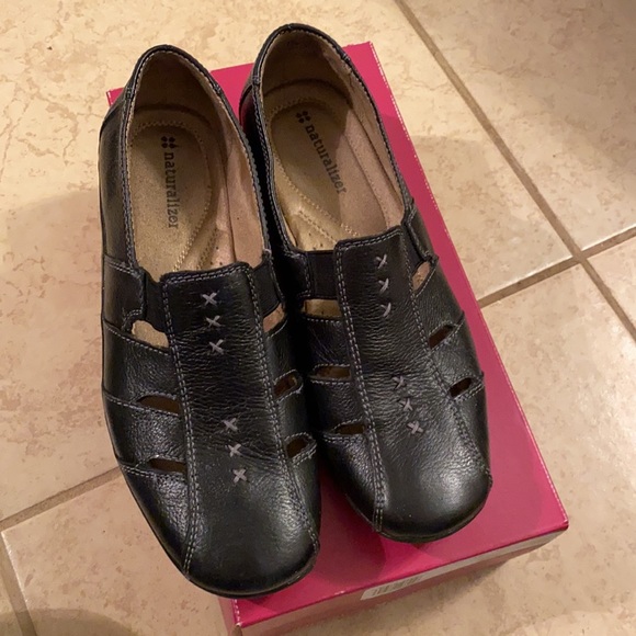 Naturalizer black slip on closed toe sandals size 7.5 M - Picture 2 of 3